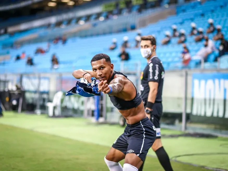 Léo Chú comemorando gol com a camisa do Grêmio