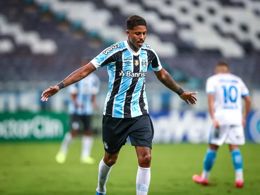 Jean Pyerre com a camisa do Grêmio