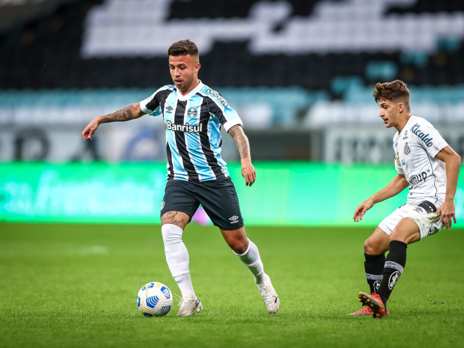 Matheus Henrique com a camisa do Grêmio