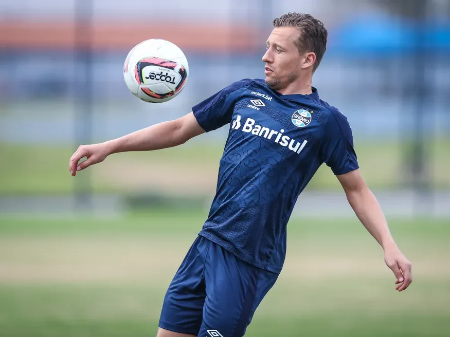 Lucas Leiva em treinamento do Grêmio