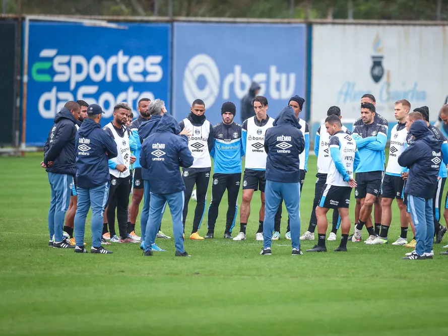 Renato com o grupo de jogadores do Grêmio