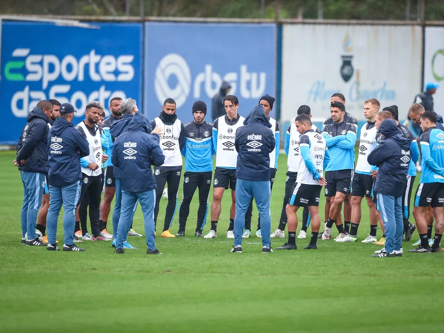 Renato com o grupo de jogadores do Grêmio