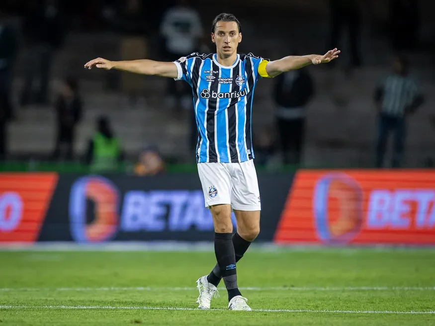 Pedro Geromel com a camisa do Grêmio