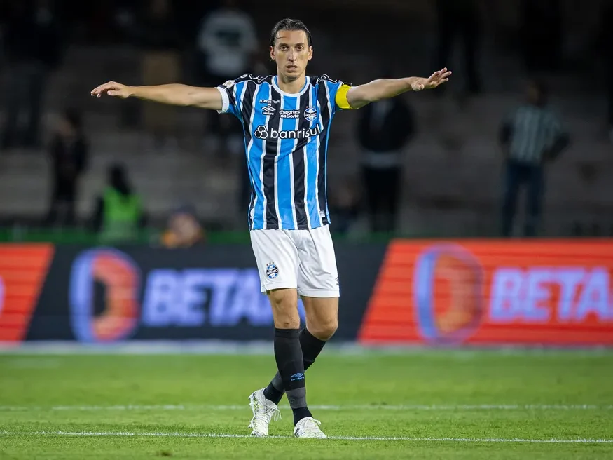 Pedro Geromel com a camisa do Grêmio