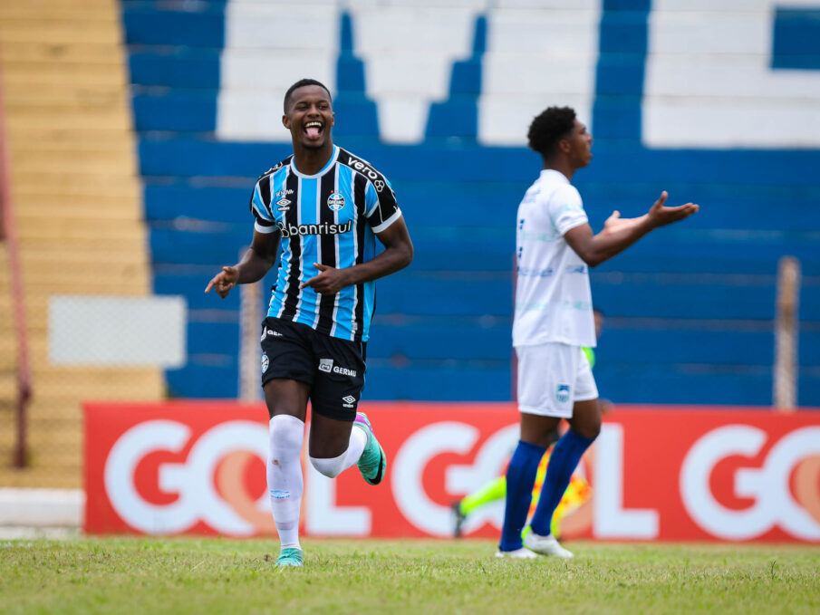 Jardiel comemorando gol com a camisa do Grêmio