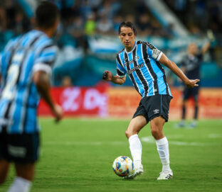 Geromel com a camisa do Grêmio