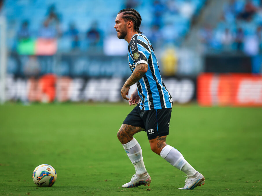 Nathan em campo com a camisa do Grêmio