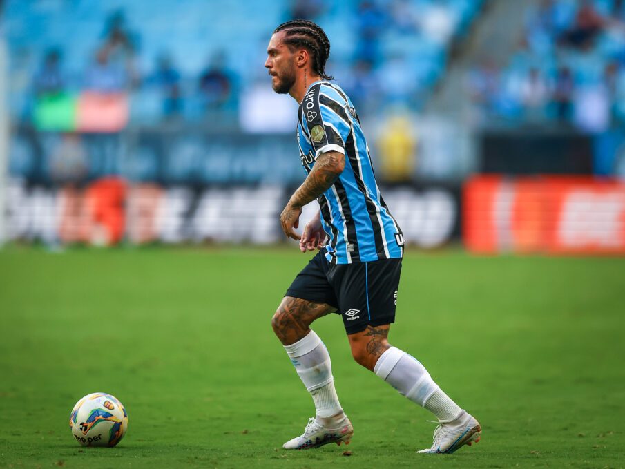 Nathan em campo com a camisa do Grêmio