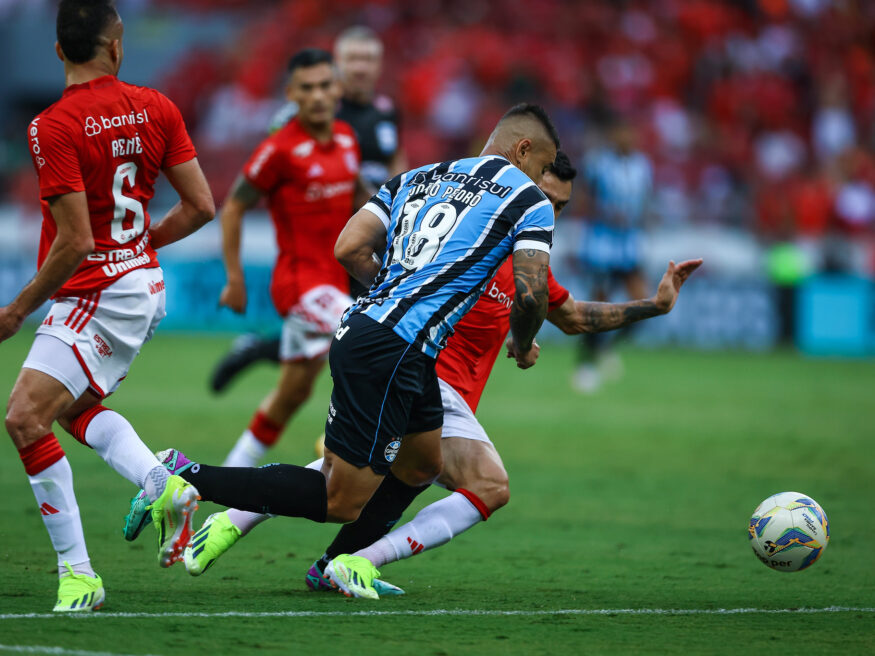 João Pedro com a camisa do Grêmio no clássico Gre-Nal