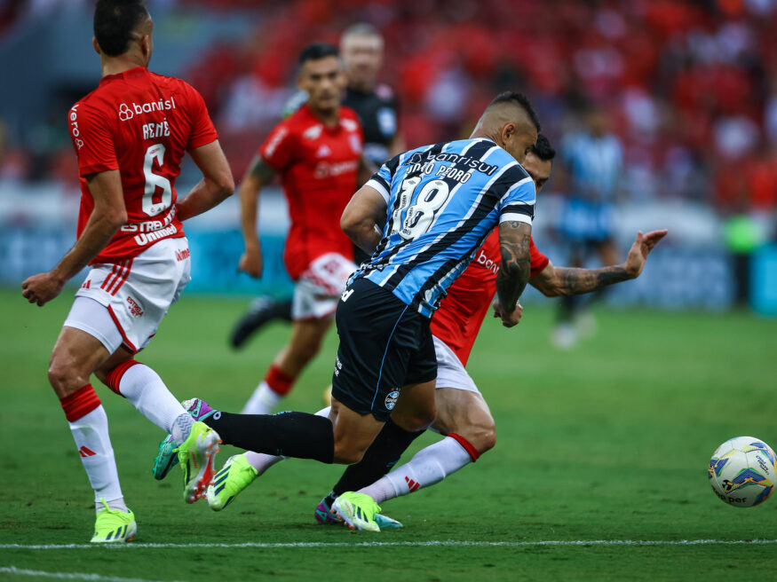 João Pedro com a camisa do Grêmio no clássico Gre-Nal