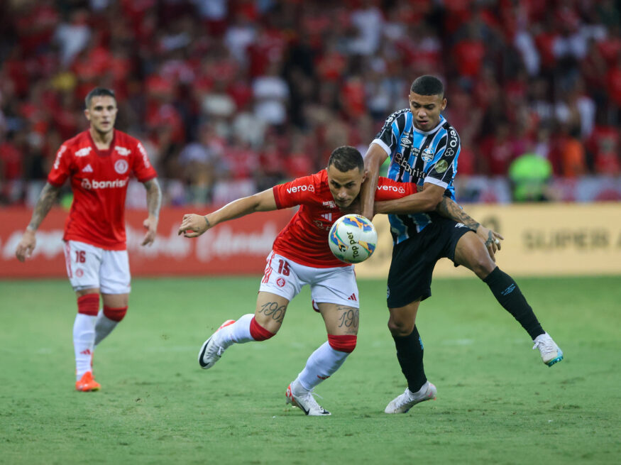Gustavo Nunes com a camisa do Grêmio no Gre-Nal