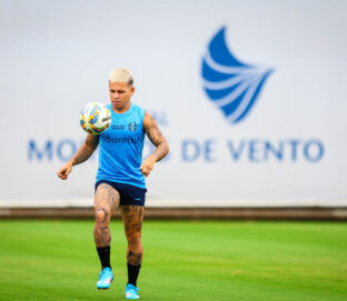 Soteldo em treino do Grêmio