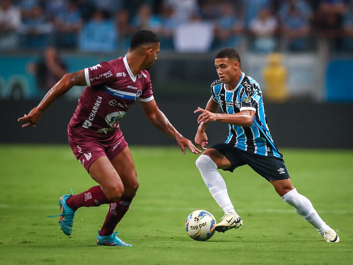 Gustavo Nunes em campo em Grêmio x Caxias