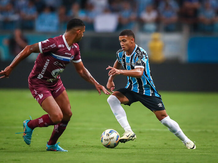 Gustavo Nunes em campo em Grêmio x Caxias