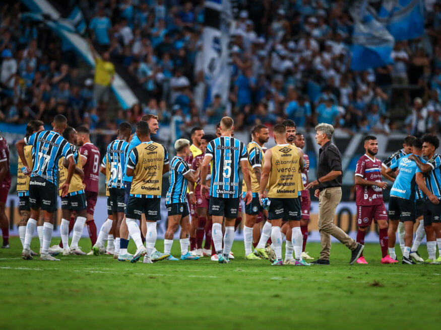 Renato e o grupo de jogadores do Grêmio