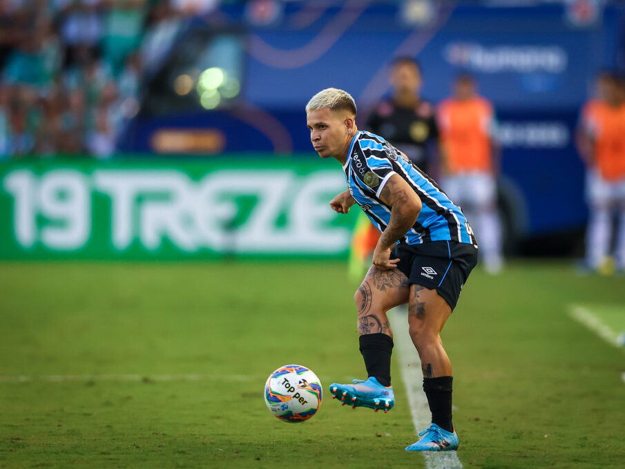 Soteldo com a camisa do Grêmio