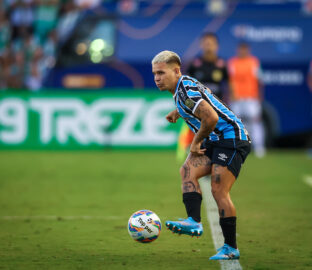 Soteldo com a camisa do Grêmio