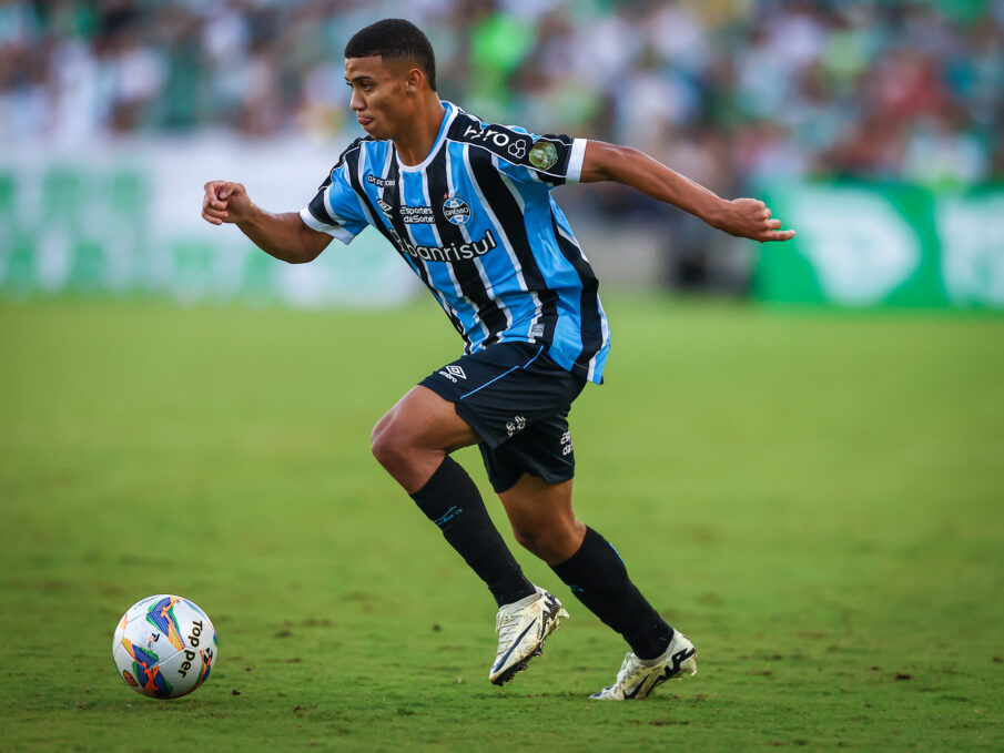 Gustavo Nunes com a camisa do Grêmio