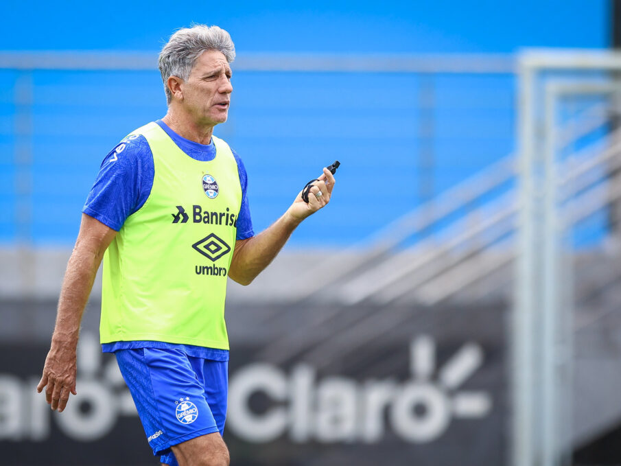 Renato comandando o Grêmio em treinamento