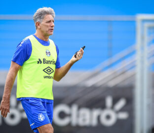 Renato comandando o Grêmio em treinamento