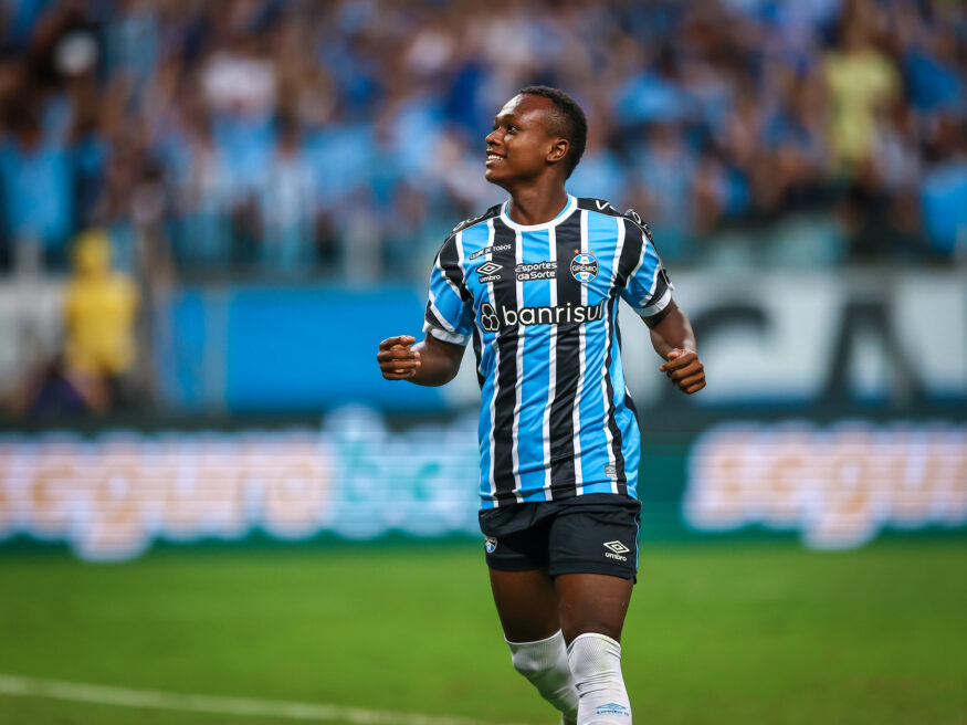 Nathan Fernandes com a camisa do Grêmio