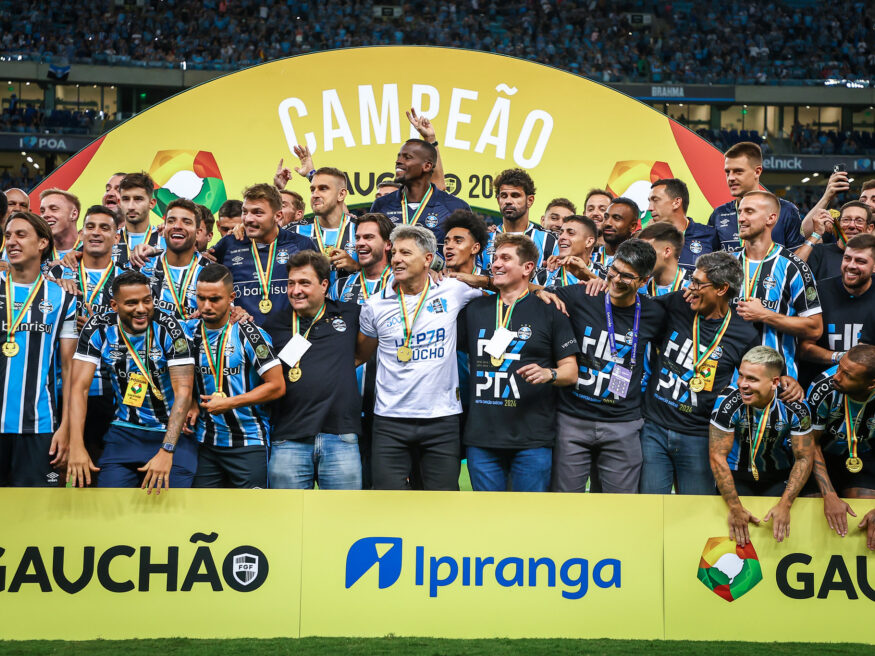 Jogadores do Grêmio recebendo o título do Gauchão