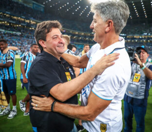 Renato e Alberto Guerra comemorando título do Grêmio