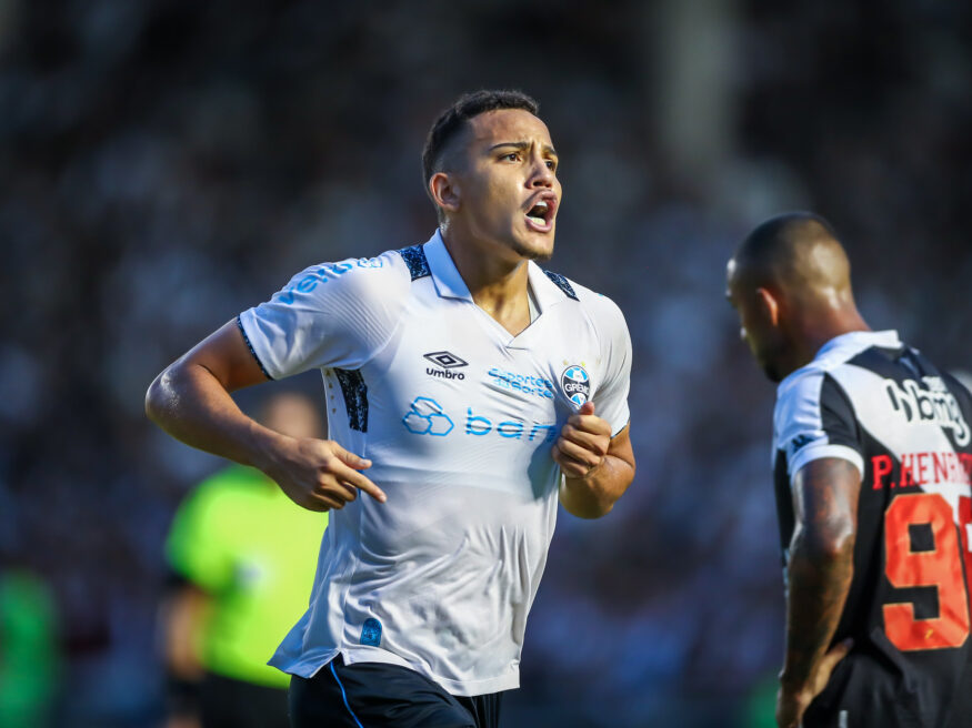 Gustavo Martins com a camisa do Grêmio