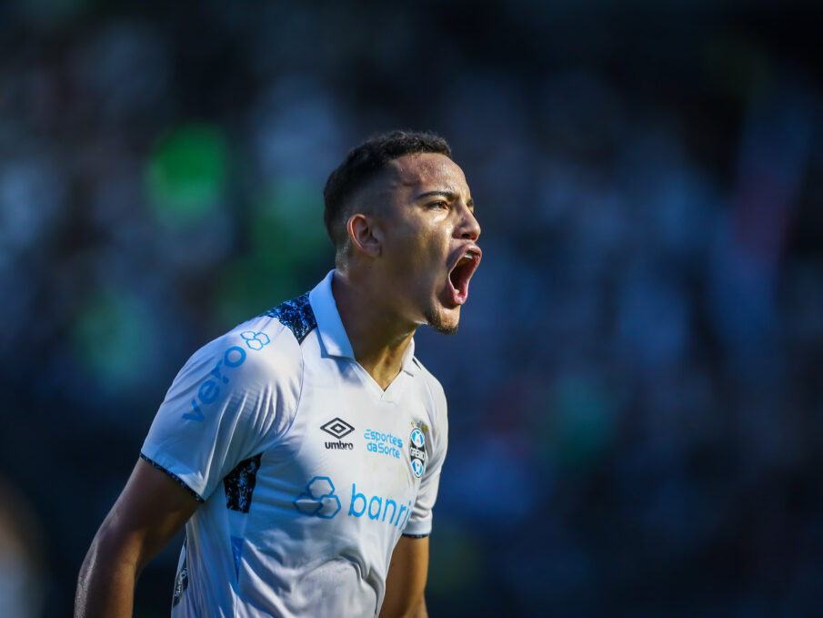 Gustavo Martins com a camisa do Grêmio