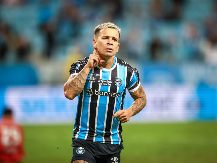 Soteldo com a camisa do Grêmio