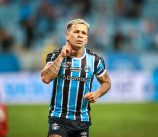 Soteldo com a camisa do Grêmio