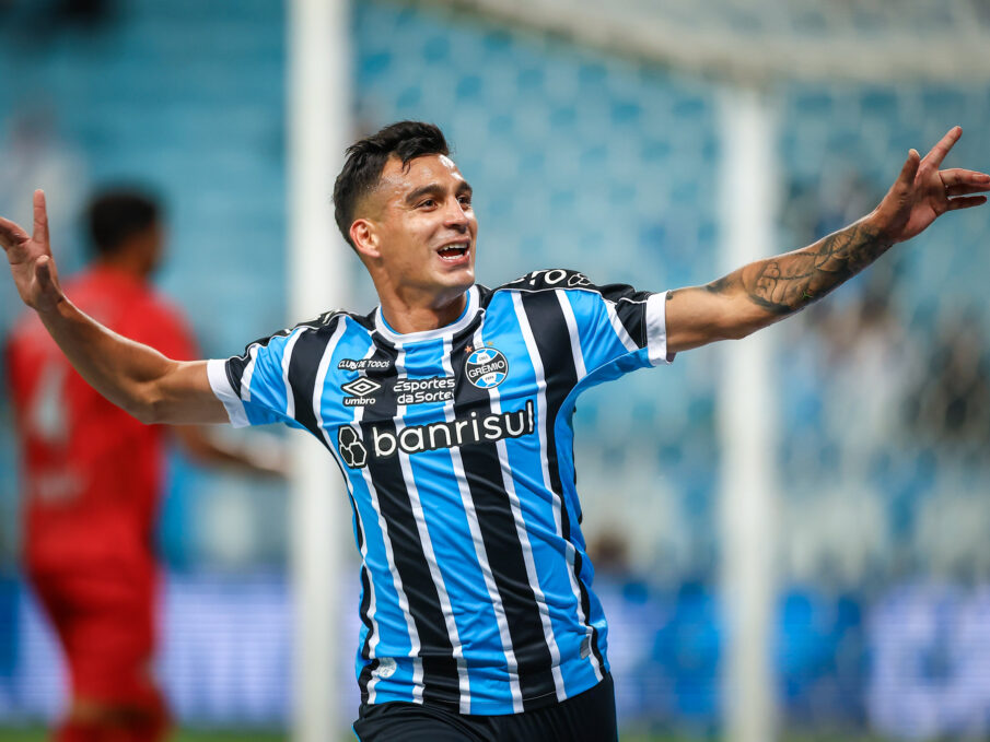 Cristaldo com a camisa do Grêmio