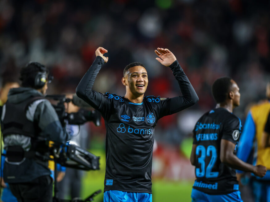 Gustavo Nunes com a camisa do Grêmio