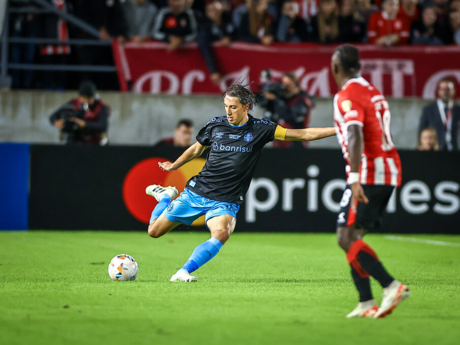 Geromel em campo com a camisa do Grêmio