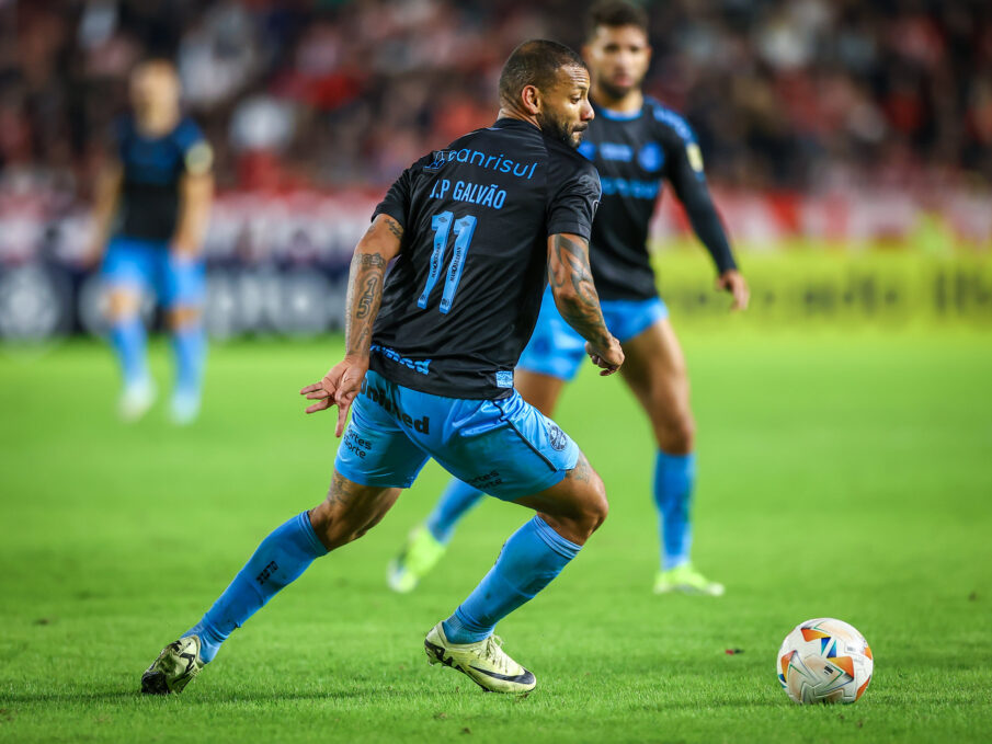 JP Galvão em campo com a camisa do Grêmio