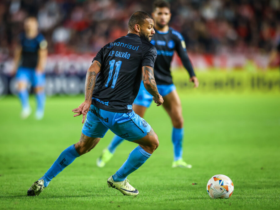 JP Galvão em campo com a camisa do Grêmio