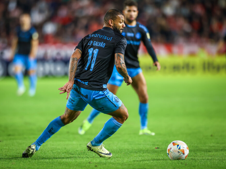 JP Galvão em campo com a camisa do Grêmio