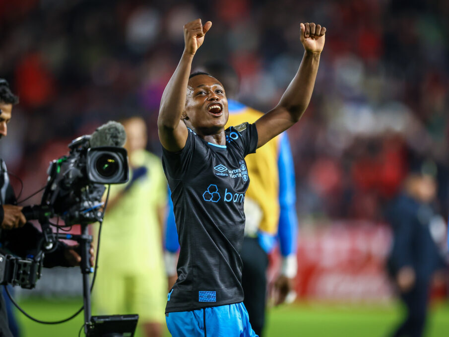 Nathan Fernandes com a camisa do Grêmio