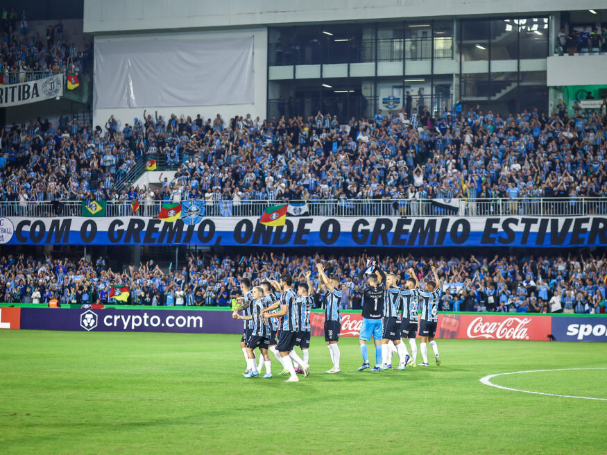 Elenco do Grêmio após o jogo contra o Estudiantes