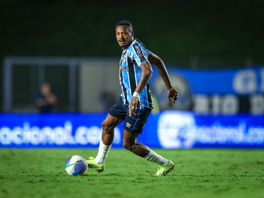 Edenilson com a camisa do Grêmio