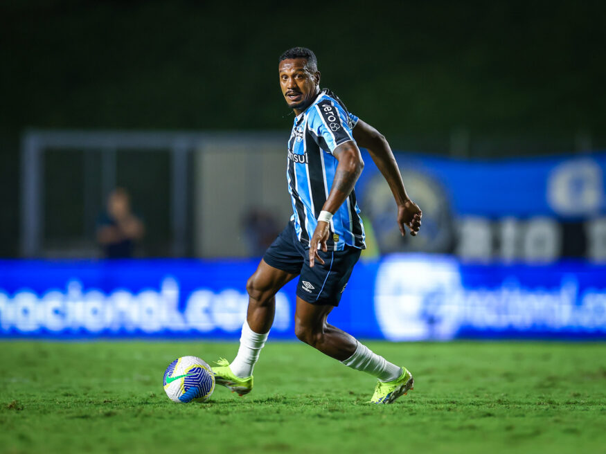 Edenilson com a camisa do Grêmio