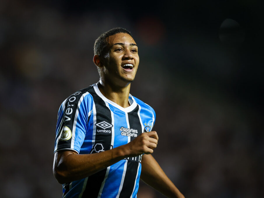 Gustavo Nunes com a camisa do Grêmio