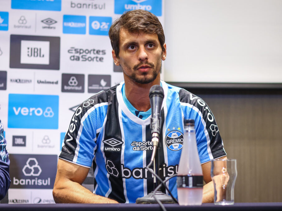 Rodrigo Caio apresentado com a camisa do Grêmio