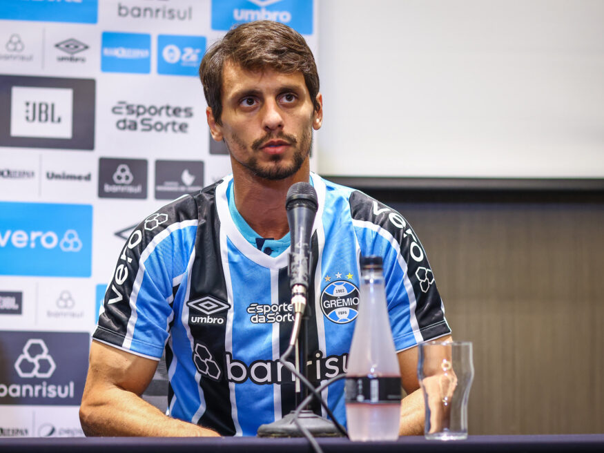 Rodrigo Caio apresentado com a camisa do Grêmio