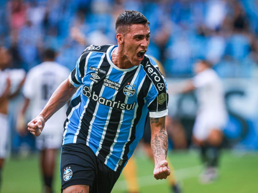 Pavón com a camisa do Grêmio