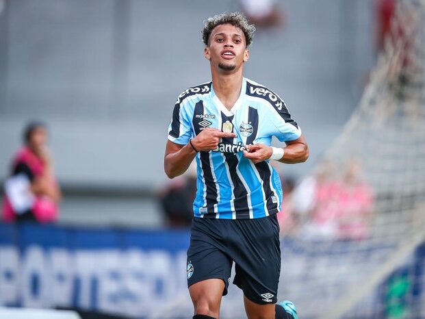 Bitello em campo com a camisa do Grêmio