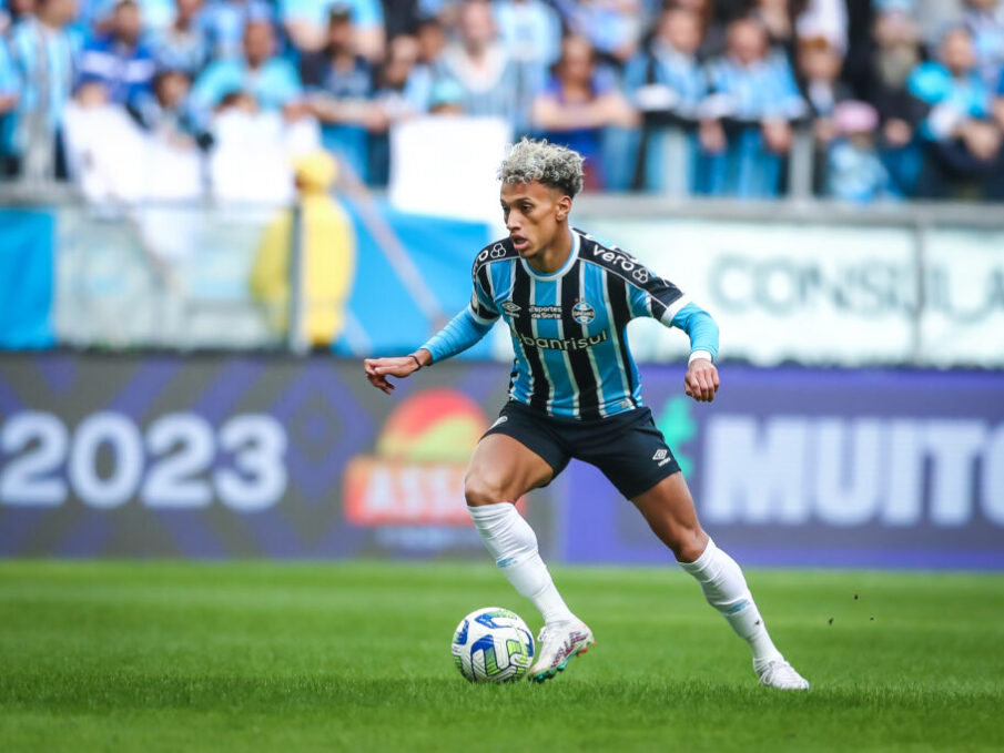 Bitello em campo com a camisa do Grêmio