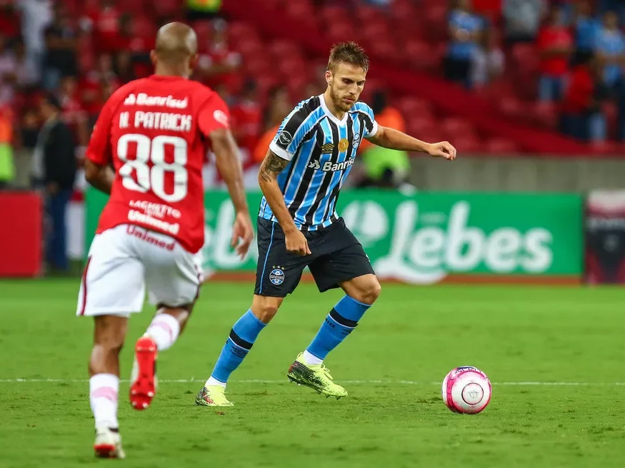 Bressan com a camisa do Grêmio