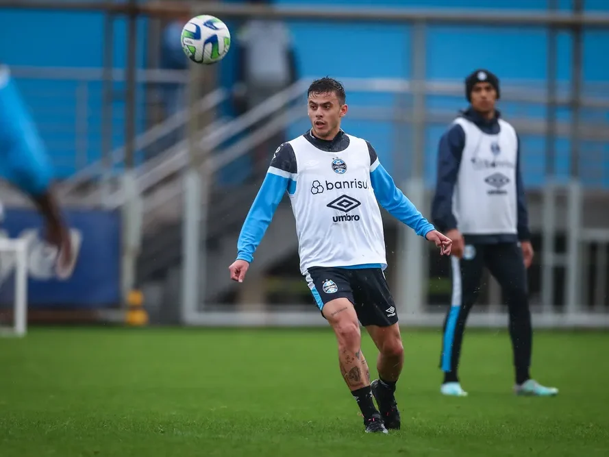 Carballo com a camisa do Grêmio