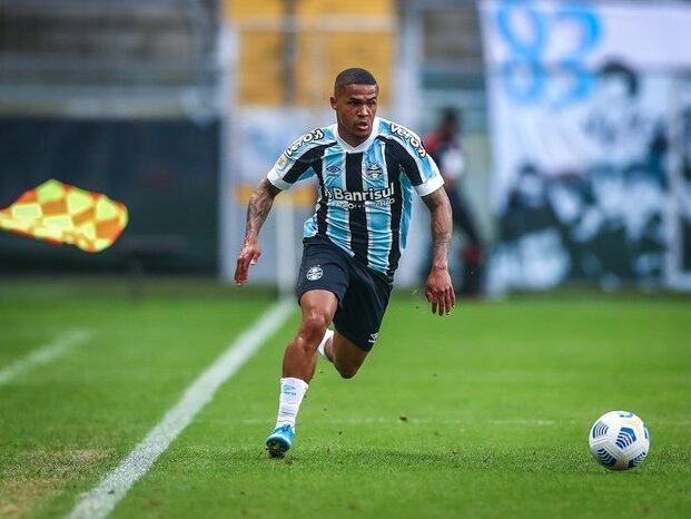 Grêmio tem dívida com Douglas Costa